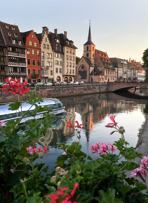 Balade au fil de l'eau à Strasbourg © AAA Harrang Bateau promenade dans Strasbourg
