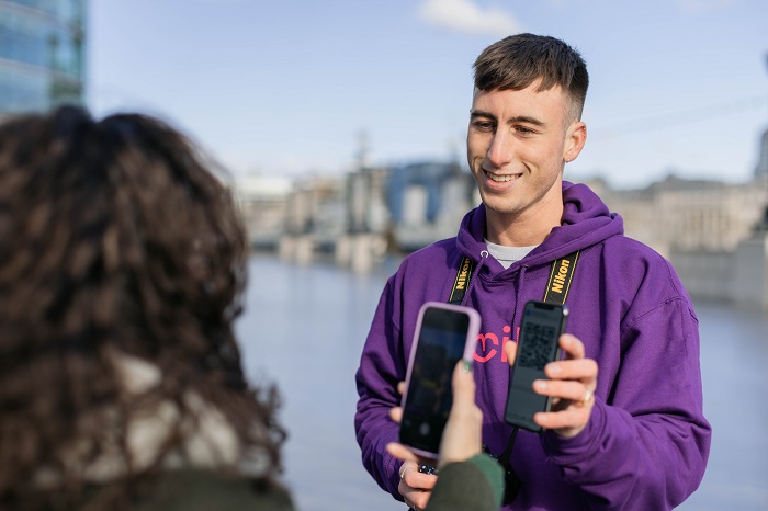Après avoir scanné un QR code pour soumettre son contact, chaque client est libre de sélectionner les photos à son goût. © Smiler Après avoir scanné un QR code pour soumettre son contact, chaque client est libre de sélectionner les photos à son goût. © Smiler
