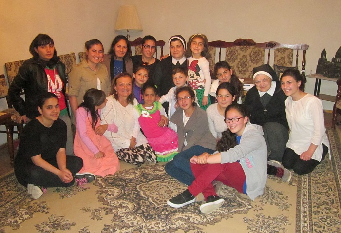 Micheline Debus au côté des jeunes filles de l’orphelinat à Gyumri © DR Micheline Debus au côté des jeunes filles de l’orphelinat à Gyumri © DR