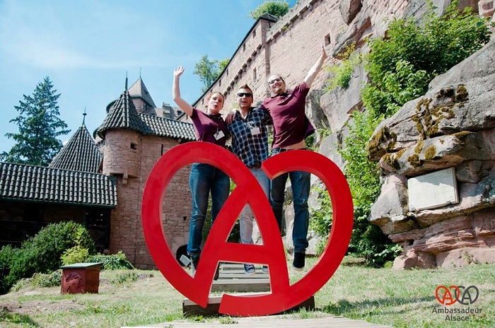Repartez avec une photo souvenir de votre visite en Alsace avec le A-Tour, comme ici en direct du Haut-Koenigsbourg ©ADT Repartez avec une photo souvenir de votre visite en Alsace avec le A-Tour, comme ici en direct du Haut-Koenigsbourg ©ADT