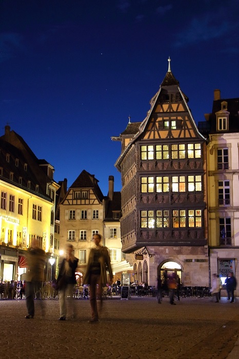 La nuit tombée, la Maison Kammerzell se transforme en lanterne © Cosimo. Damiano Tassone / Wikimedia Commons