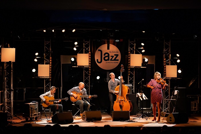Les spectateurs de la Petite Pierre sont prêts à plonger dans les sources africaines du jazz jusqu’au swing, bepop et autre jazz fusion © Myriam Bastian Les spectateurs de la Petite Pierre sont prêts à plonger dans les sources africaines du jazz jusqu’au swing, bepop et autre jazz fusion © Myriam Bastian