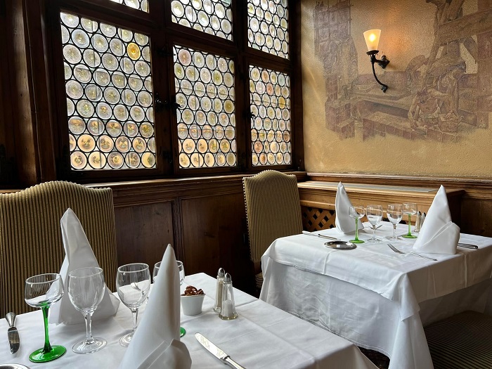 Les salons boisés et les fenêtres en « cul-de-bouteille » son typiques de la Renaissance © Maison Kammerzell Les salons boisés et les fenêtres en « cul-de-bouteille » son typiques de la Renaissance © Maison Kammerzell