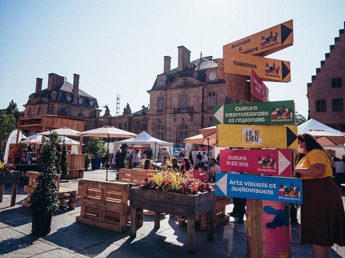Stras’Culture, c’est ce samedi 3 septembre 2022 place du château de 10h à 19h. © Valentine Zeler – Eurométropole Strasbourg Des lieux en effervescence. © Valentine Zeler – Eurométropole Strasbourg