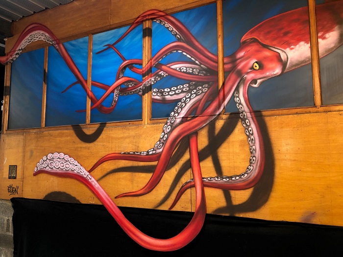 Couleurs et matériaux très variés, peinture sur bois ou sur vitre parfois. Couleurs et matériaux très variés, peinture sur bois ou sur vitre parfois.