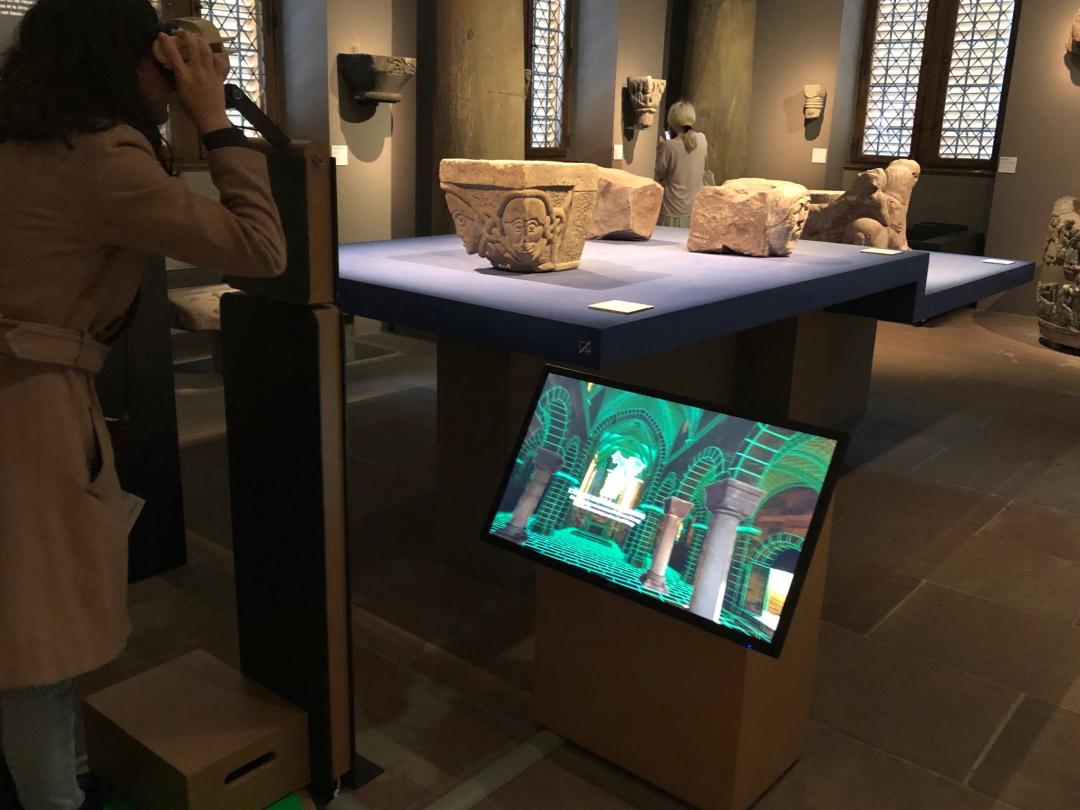 Un écran permet de voir ce que regarde le visiteur à travers des lunettes de réalité virtuelle. Photo Lucie Michel Batorama Exposition réalité virtuelle Cathédrale Notre Dame de Strasbourg