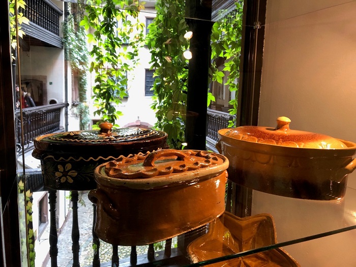 Les objets les plus représentatifs de l’Alsace montrent aussi comment la région est reliée au monde. Ainsi du contenu du baeckaoffa… ©Lucie Michel Batorama - Museé Alsacien