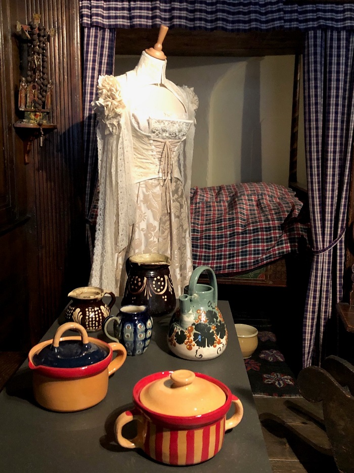 Traditionnelle et steamer à la fois, parfaitement à l’image de cette robe de mariée alsacienne contemporaine. ©Lucie Michel Batorama - Museé Alsacien