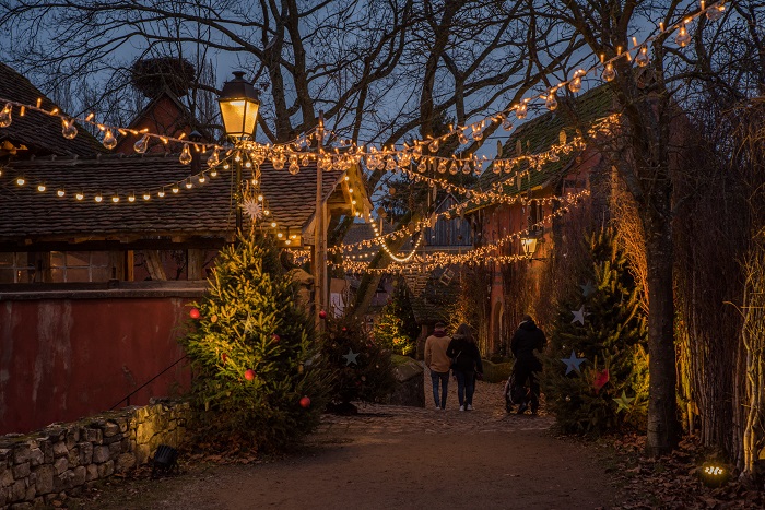 Les rues de l'Écomusée d’Alsace avec leurs éclairages (basse consommation) de Noël © Vincent Schneider Batorama - Noël à l'Ecomusée - Alsace