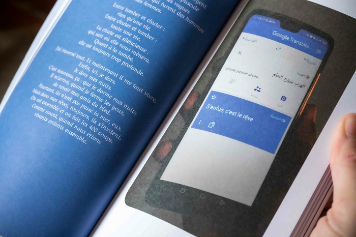 Avec un smartphone pour tout outil, Claire Audhuy translate mémoire et sentiments dans un langage qui nous est accessible, comme un pont entre deux réalités Photo maison pull