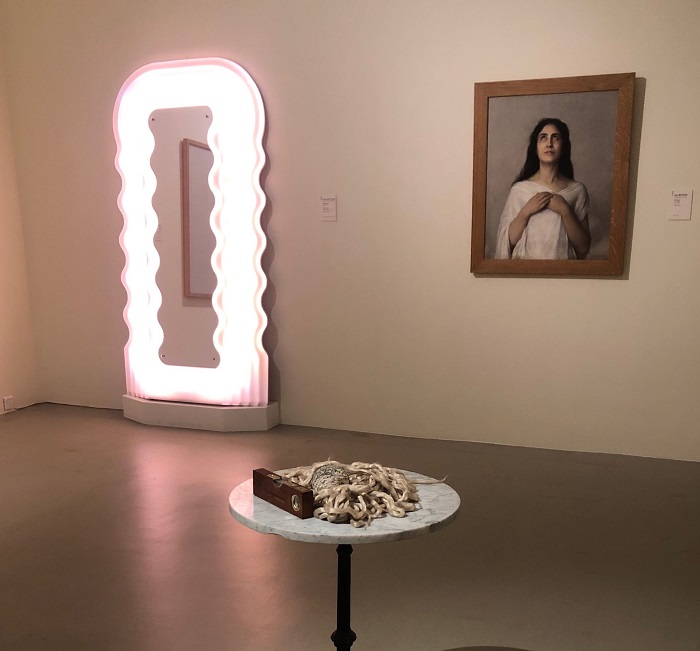 Accrochage absurde MAMCS Miroir et tableau