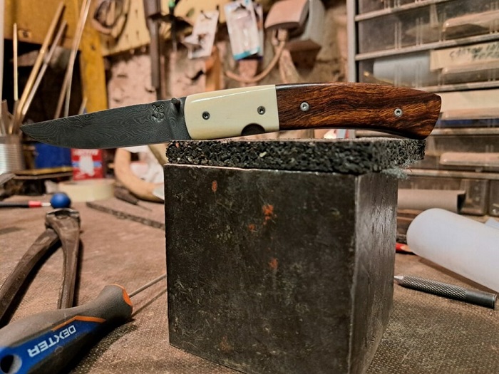 Le petit dernier sorti de l'atelier : un couteau pliant lame Damas, manche en os d'autruche et bois de fer d'Arizona. ©TS Thierry Stumpf artisant coutellier