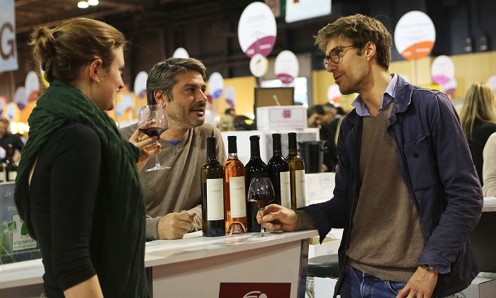Les visiteurs du salon peuvent discuter directement avec le producteur, comme s’ils étaient dans sa cave. DR Salons des Vignerons Indépendants