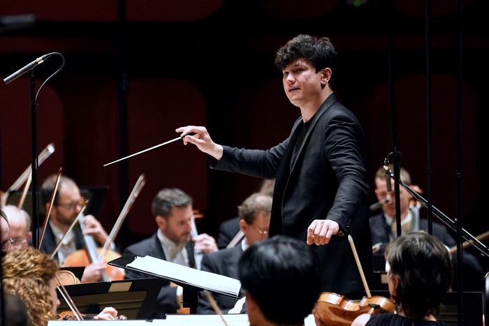 Aziz Skokhakimov, le jeune directeur musical de l'Orchestre philharmonique de Strasbourg, a dirigé l'oeuvre de Bizet pour la première fois à 14 ans © OPS Aziz Skokhakimov, le jeune directeur musical de l'Orchestre philharmonique de Strasbourg, a dirigé l'oeuvre de Bizet pour la première fois à 14 ans © OPS