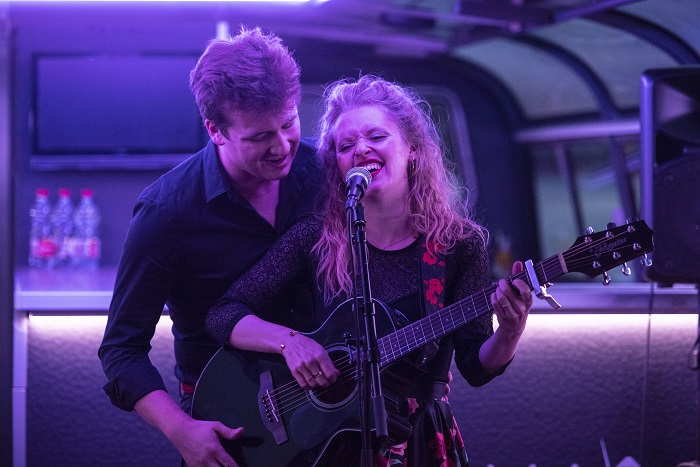 © Dorothée Parent Margaux et Martin à la guitare