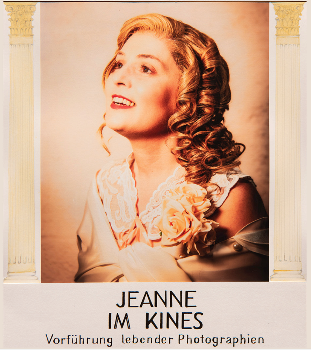 L'affiche du Singspiel « Im Kines » a repris les codes esthétiques de la Belle époque © TAS L'affiche du Singspiel « Im Kines » a repris les codes esthétiques de la Belle époque © TAS