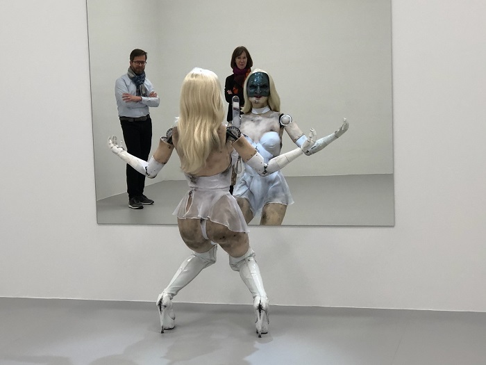 Female Figure (2014) de l’artiste américain Jordan Wolfson, incarne « la tension entre l’excitation et la répulsion », selon son auteur. Elle incarne aussi le cauchemar de notre futur. Musée Burda - Female Figure