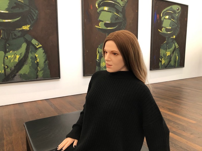 Œuvres de l’artiste Louisa Clement en silicone et en métal, les Représentantes sont des avatars créés à partir d’un scan 3D de l’image de l’artiste et dotés d’un chatbot. Œuvres de l’artiste Louisa Clement en silicone et en métal, les Représentantes sont des avatars créés à partir d’un scan 3D de l’image de l’artiste et dotés d’un chatbot.