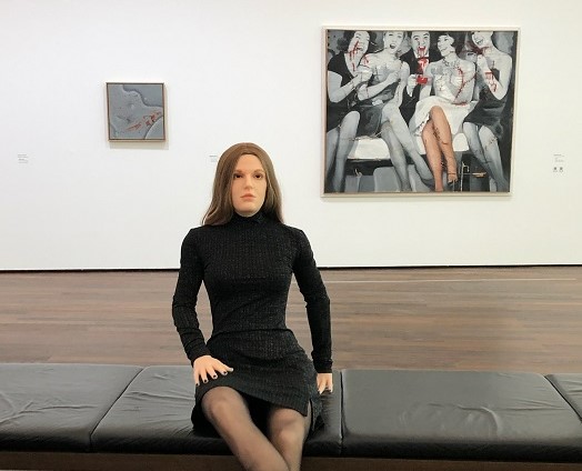 5.Dans la même pose que celle du sujet d’une œuvre de Gerhard Richter. Musée Burda représentante devant l'oeuvre de Gerhard Richter.