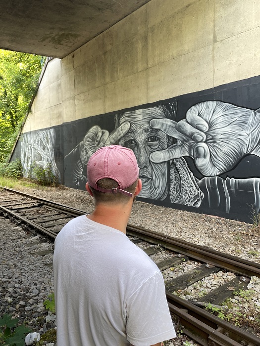Graffeur Apaiz visages blancs