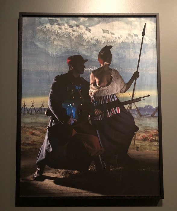 Marianne et le soldat regardent vers l’Est : il est temps de libérer l’’Alsace. Charles Fréger reprend une image de propagande de guerre française. Exposition Charles Fréger