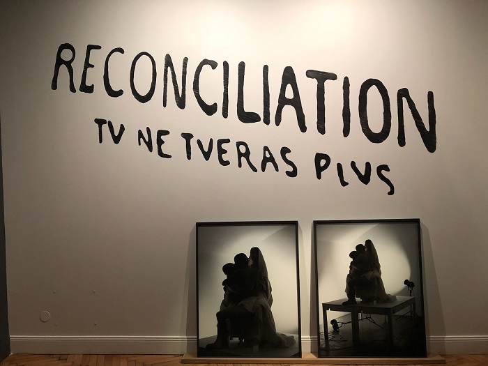 La Réconciliation : deux photos d’après une sculpture aujourd’hui disparue...sans doute parce que trop dérangeante : deux hommes s’embrassent sur les genoux d’une femme. Exposition Charles Fréger