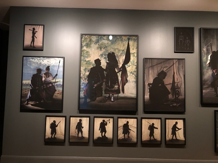 Le Feu, sorte d’iconostase résumant le propos de l’artiste : les images, aussi naïves semblent-t-elles, ne sont pas innocentes. Exposition Charles Fréger