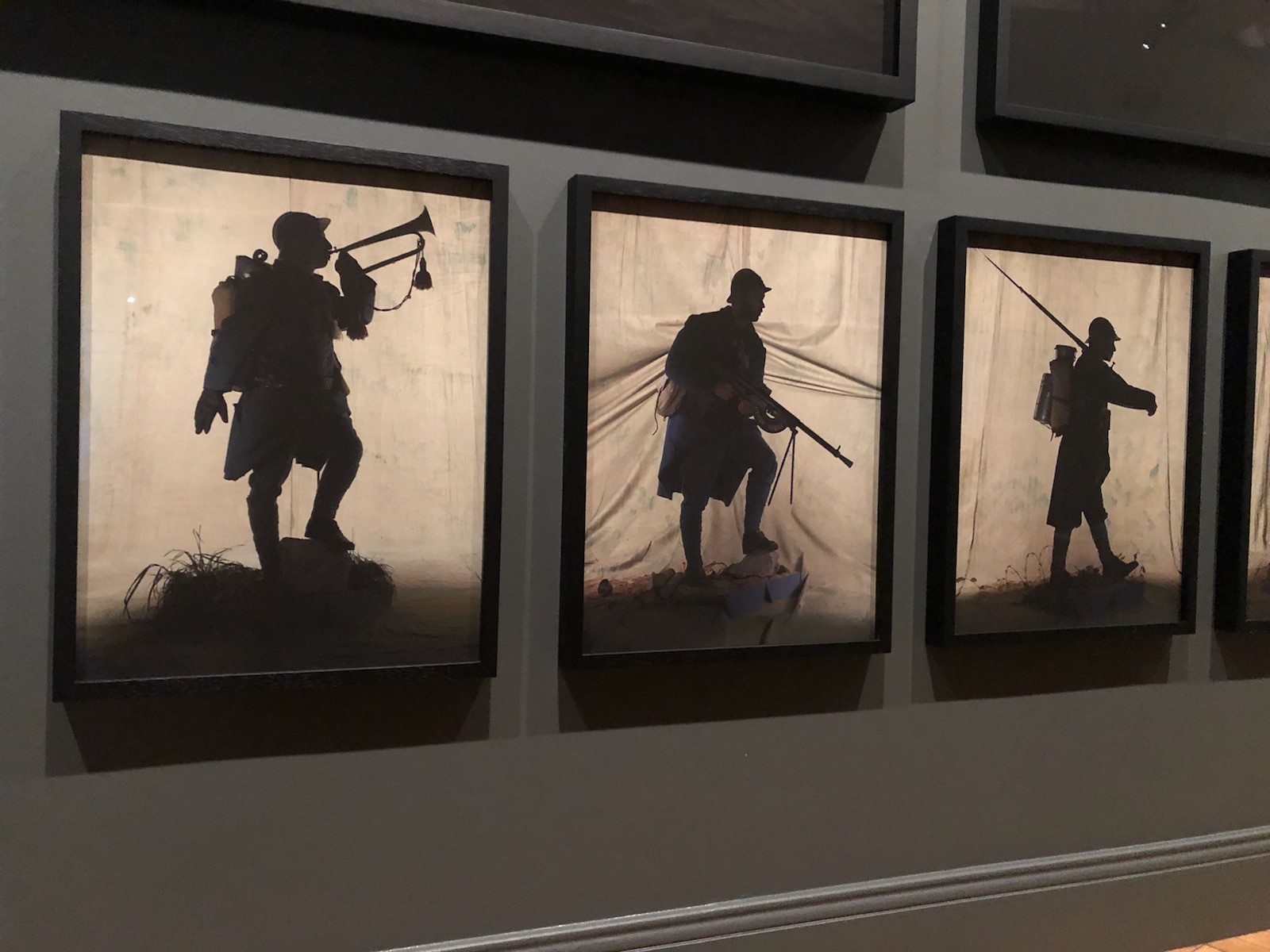 Les soldats en guerre, des deux côtés de la frontière. Mais à la fin, la mort les attend tous. Exposition Charles Fréger