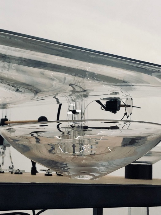Activées à l’aide d’un dispositif électromécanique, les différentes pièces de verre sont mises en vibration pour révéler les propriétés sonores d’un même matériau. Exposition Colère divine