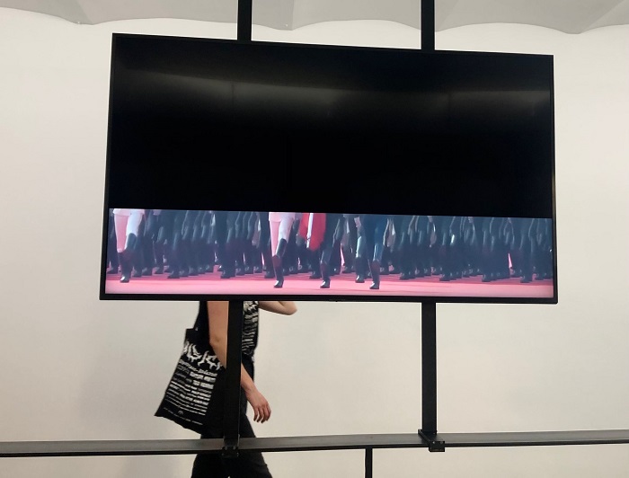 Des bruits de botte muets mais dont le visiteur ressent les vibrations… Exposition Colère divine