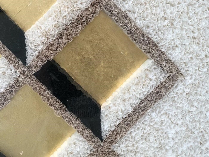 Détail d'une oeuvre de Lore Bert qui travaille le papier washi qu'elle froisse plus ou moins serrée en composition abstraites Exposition Radical Würth