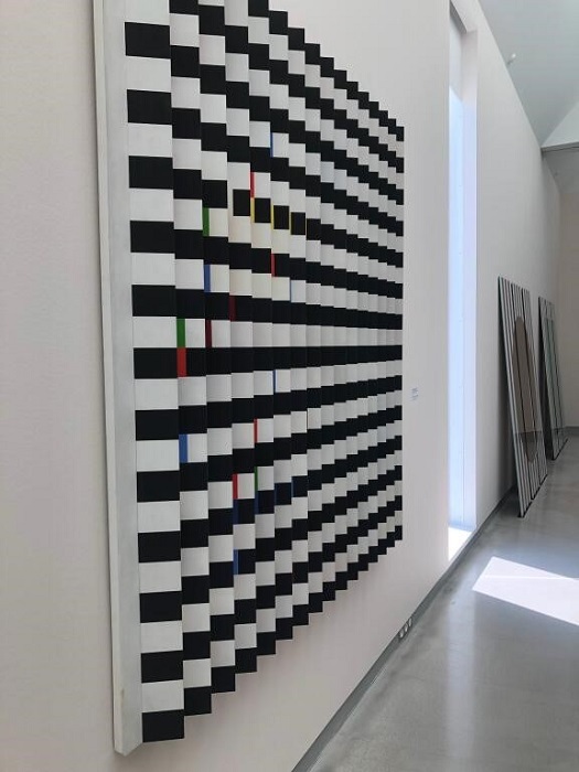 La même oeuvre vue d'un côté Exposition Radical Würth