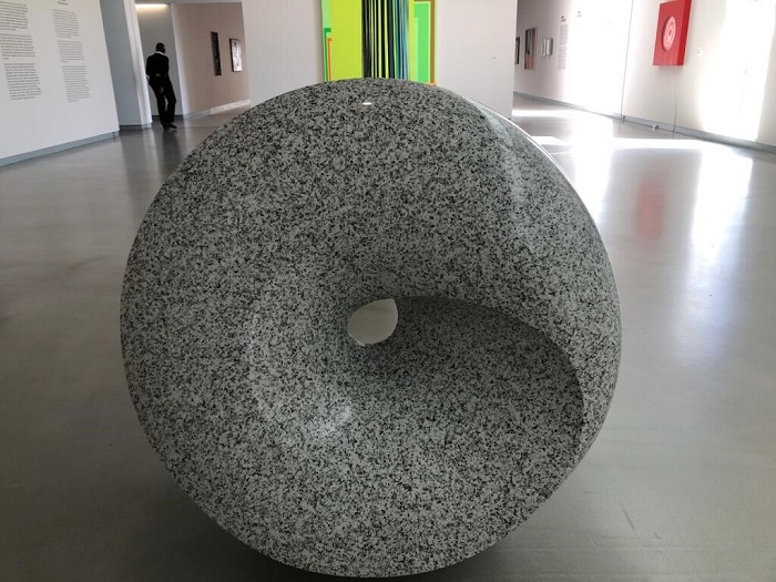 Pureté des lignes qui invitent à l'évasion Exposition Radical Würth