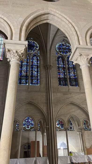 L’intérieur de la cathédrale a déjà presque retrouvé son lustre. Chantier Cathédrale Notre-Dame de Paris