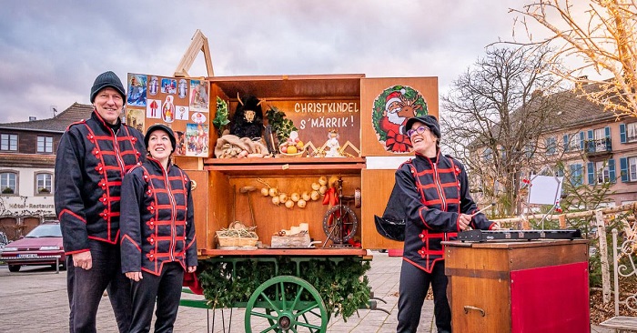 Les 10 et 17 décembre, la compagnie chaque jour est une fête apportera son petit musée du Noël alsacien chez Batorama. La compagnie chaque jour est une fête