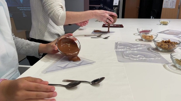 Atelier tablette de chocolat au musée du chocolat © OTSR Musée du Chocolat
