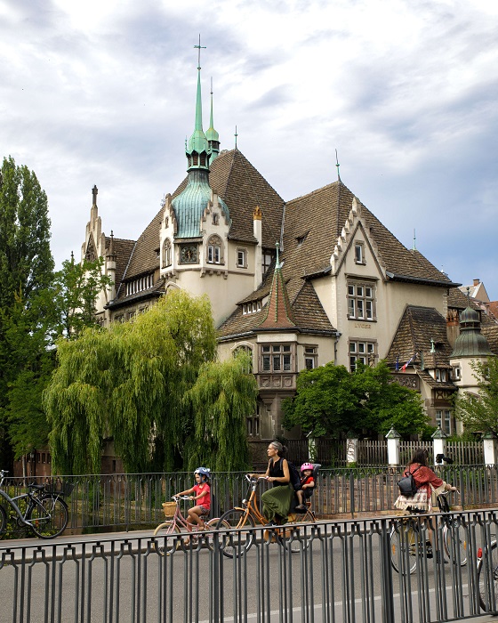 En famille, visitez Strasbourg à pieds, en vélo ou en poussette pour découvrir les bâtiments remarquables, comme ici, Les Pontonniers © Philemon Henry Les Pontonniers