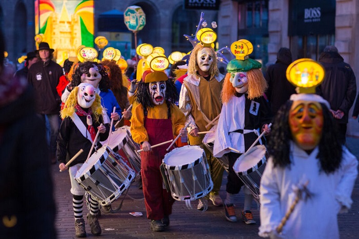 Les musiciens, joueurs de fifre et de tambour sillonnent les rues du centre-ville de Bâle © Basler Fasnacht Carnaval de Bâle