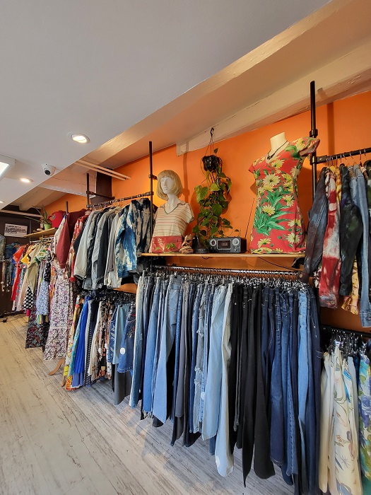 La boutique Le Léopard est située 8 rue des Veaux, en contrebas de la Cathédrale, au croisement de la rue de l'Abreuvoir. @ Relais Est Fripperie Le Léopard
