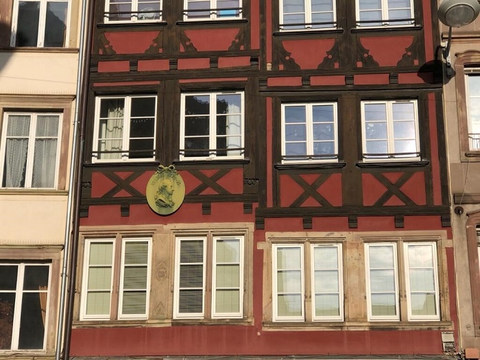 Goethe a passé une année à étudier à Strasbourg en 1770-1771 et a vécu dans cette maison de la rue du Vieux Marché-aux-Poissons, qu’il décrivait comme « très animée ». Plaque Goethe