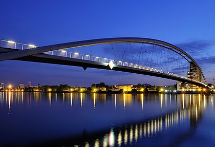 La Passerelle des Trois Pays, à Huningue, détient le record du monde de la plus longue passerelle réservée aux piétons et aux vélos © Wikipédia Pont Weil am Rhein - Dreiländerbrücke