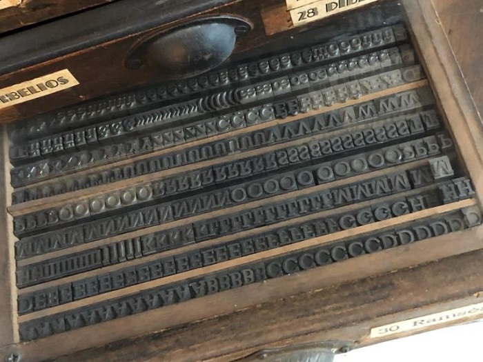 Un nouveau caractère typographique sera créé pour l’occasion, décliné a minima en romain, italique et gras, et diffusé publiquement à partir de novembre 2024. Téléchargeable gratuitement, il pourra être librement utilisé. Caractères typo