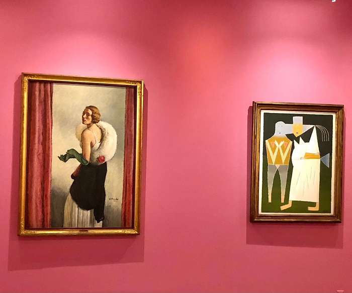 A l’exposition « Être ou paraître, le costume et ses représentations », le boudoir rose est celui des beautés et des excès assumés. Etre ou paraitre