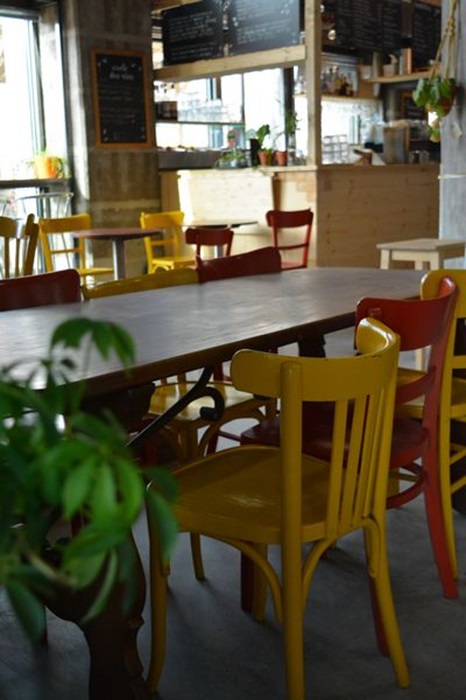 A La Bouture, chacun a son coin favori : l'estrade, le comptoir derrière la vitre, le canapé, la mezzanine… © La Bouture Intérieur du restaurant La Bouture, comptoir végétal
