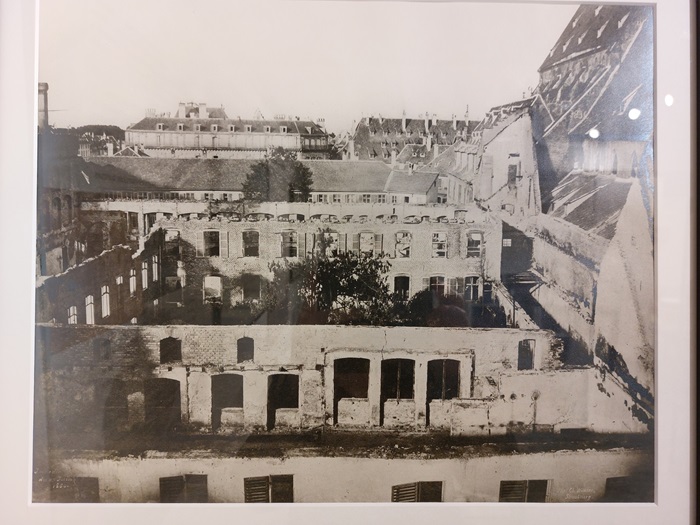 L´ancien Gymnase (aujourd´hui 17 place du Temple Neuf) a brule en 1860. A droite de la photo, l´ancienne église des Dominicains devenue le Temple Neuf, dont le chœur renfermait les bibliothèques de la ville de Strasbourg et du séminaire protestant jusqu´en 1870. Incendie de l'ancien Gymnase en 1860