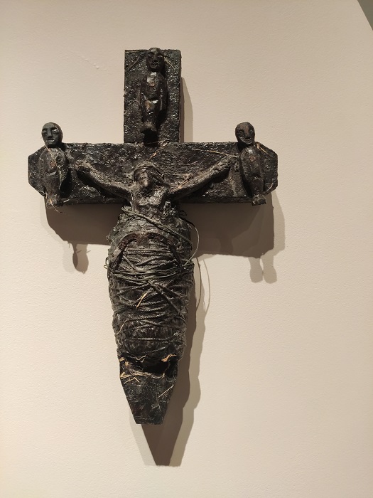 Malicieux syncretisme, mélant le dieu des Blancs et ceux du vodou. Exposition Vodoun