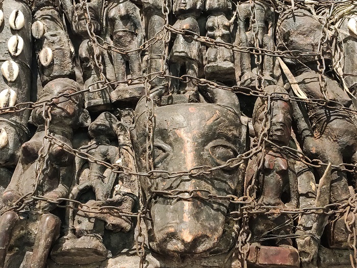 Représentation d´etres vivants que la puissance des vodou et des ancetres doit secourir. Exposition Vodoun