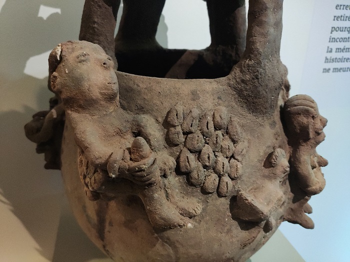 Détail d´une poterie en argile et grains de café, qui pouvait etre utilisée pour des fumigations purificatrices. Exposition Vodoun