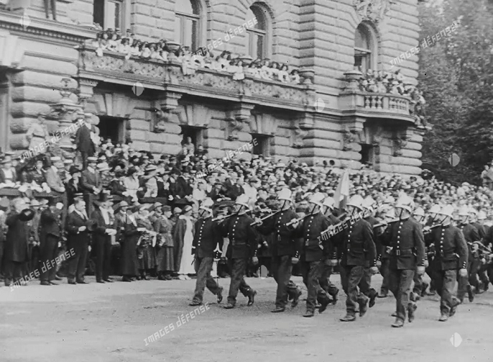Le défilé de 1919 à Strasbourg. (images defense.gouv) 14 juillet 1919 à Strasbourg