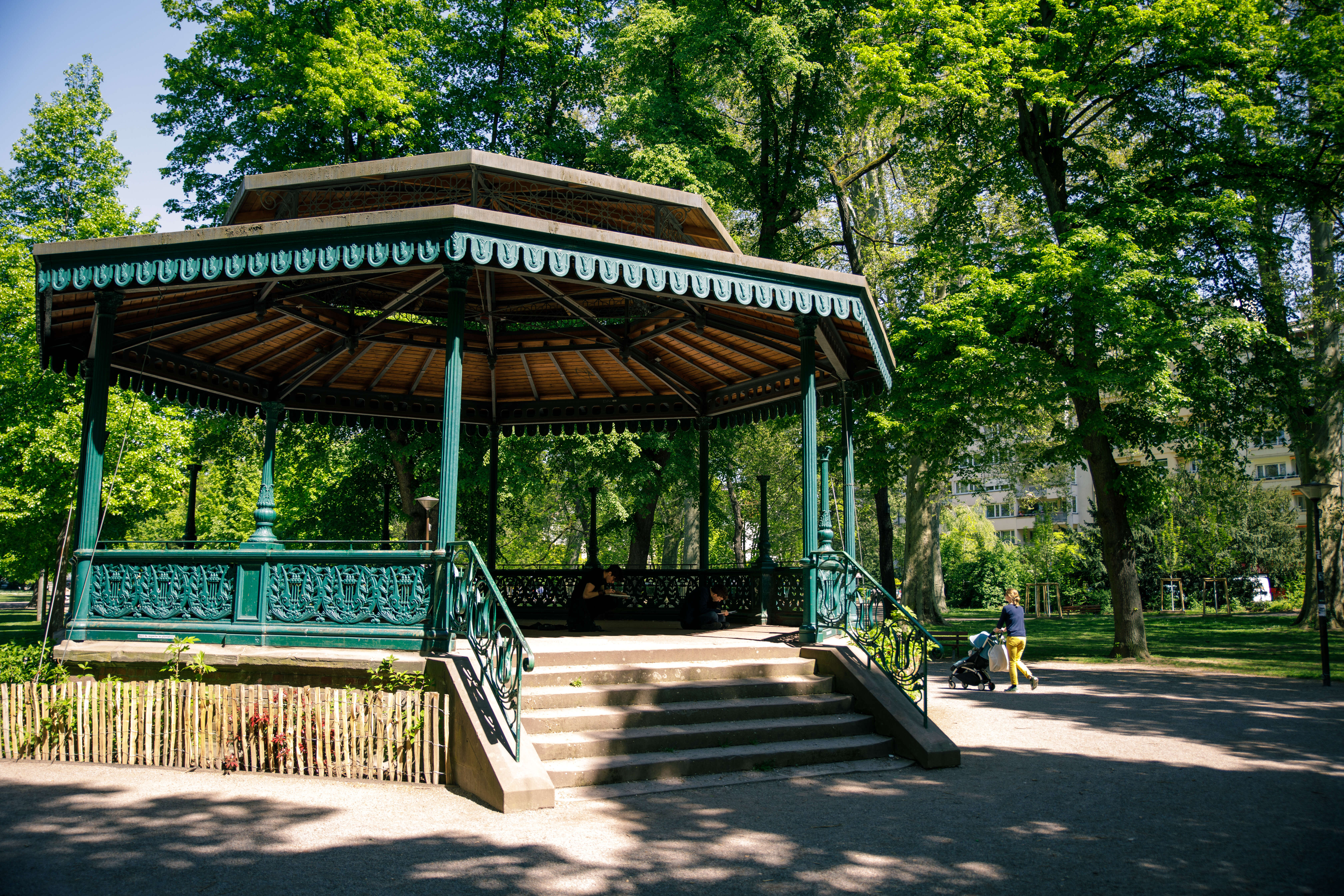 La musique s'invite dans les parcs, comme aux Contades, les dimanches à partir de 17h © Philemon Henry Au kisoque du Parc des Contades